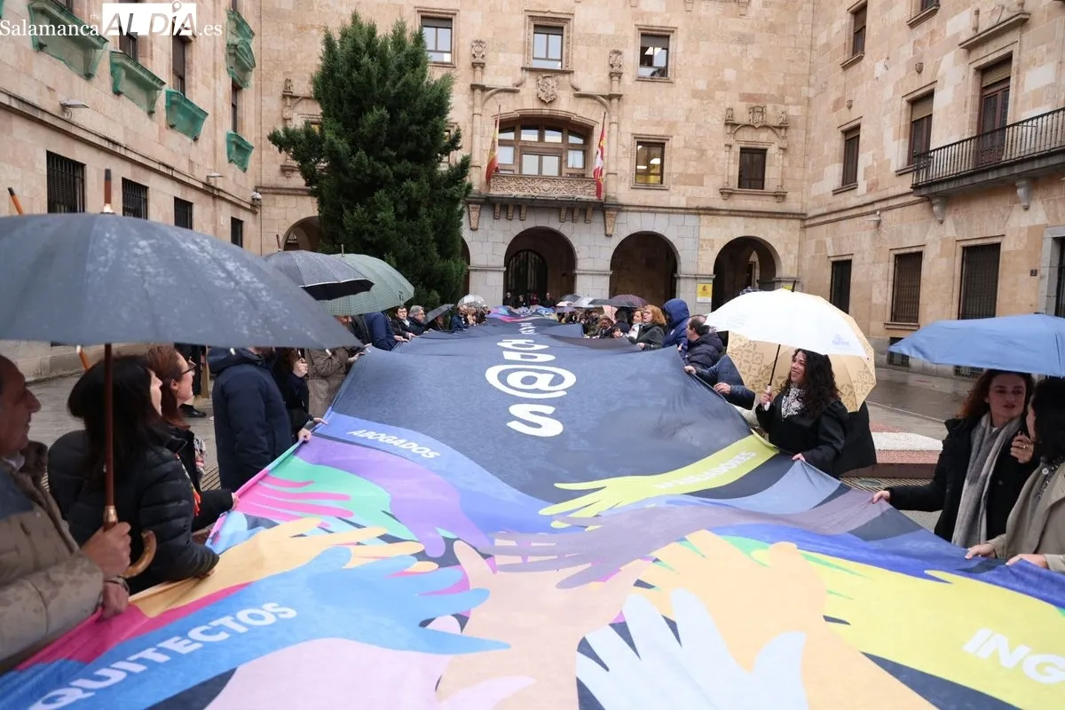 Abogados y arquitectos se concentran en Salamanca para exigir una 