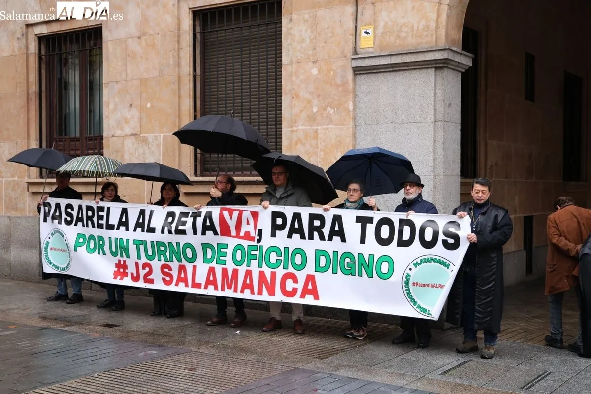 Abogados y arquitectos se concentran en Salamanca para exigir una 
