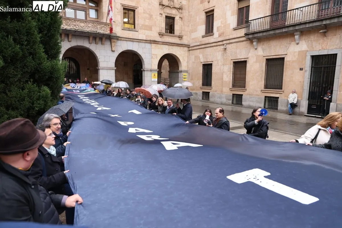 Abogados y arquitectos se concentran en Salamanca para exigir una 