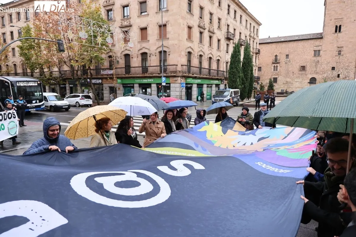 Abogados y arquitectos se concentran en Salamanca para exigir una 