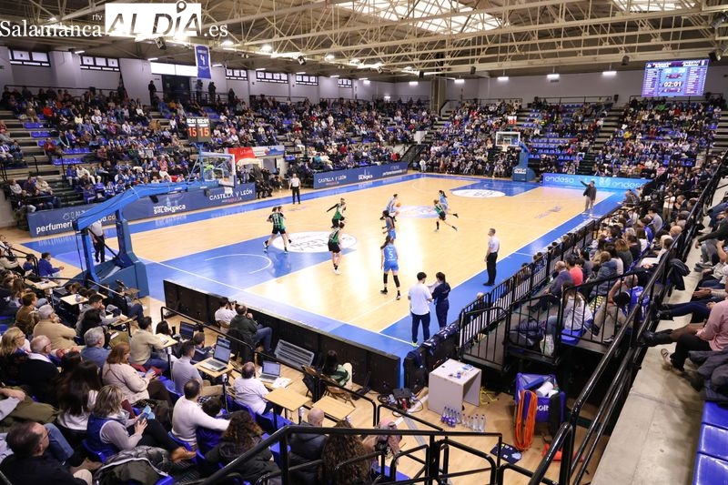 FOTOS | La afición del Perfumerías Avenida no defrauda en otro madrugón ante el Joventut