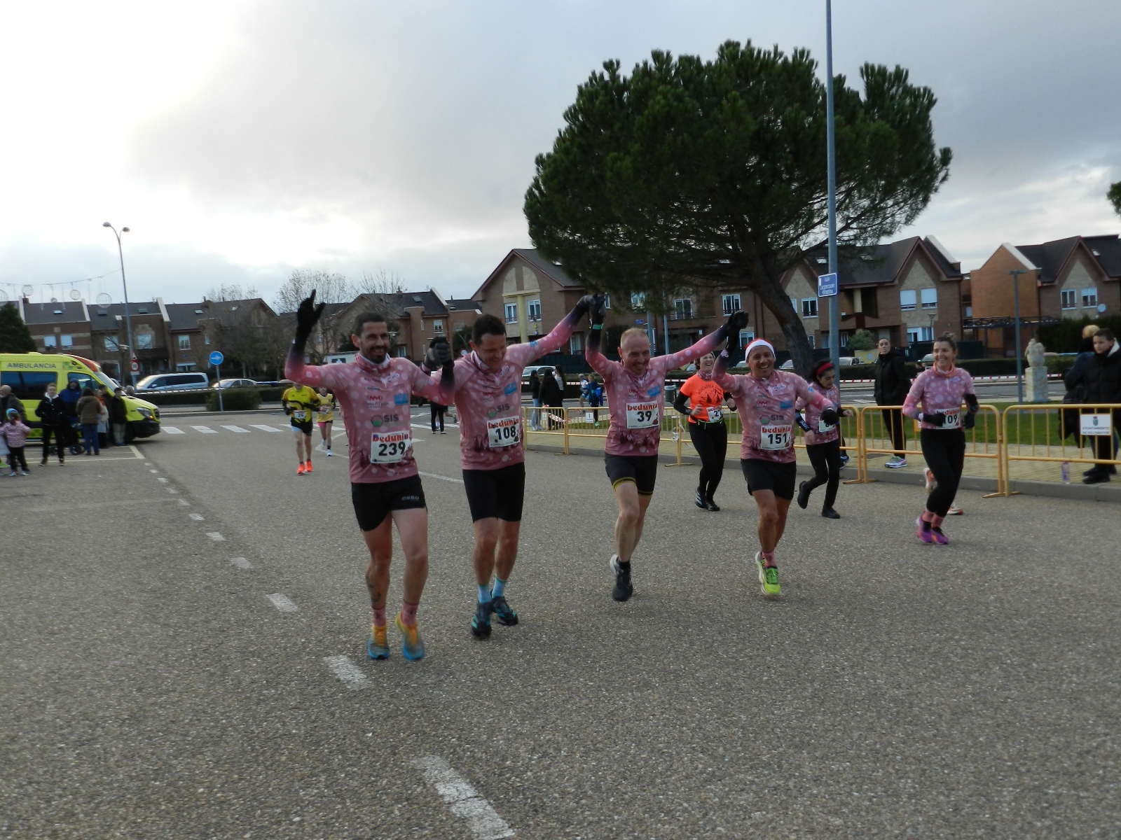 FOTOS | La tradicional Carrera Navideña de Villamayor, todo un éxito como despedida al año