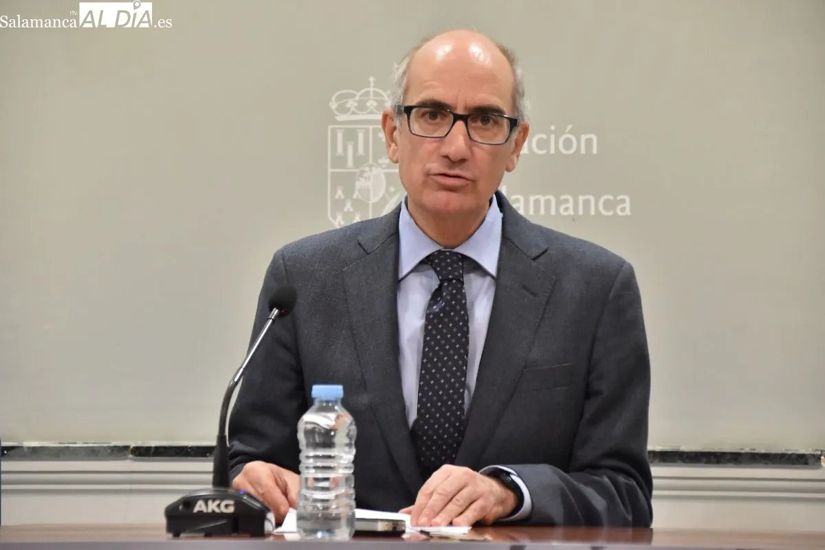La diputada de Fomento, Pilar Sánchez en la rueda de prensa y el presidente de la Diputación, Javier Iglesias | FOTOS: Vanesa Martins 