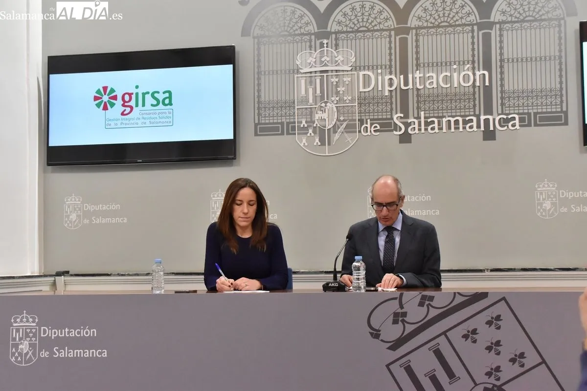 La diputada de Fomento, Pilar Sánchez en la rueda de prensa y el presidente de la Diputación, Javier Iglesias | FOTOS: Vanesa Martins 