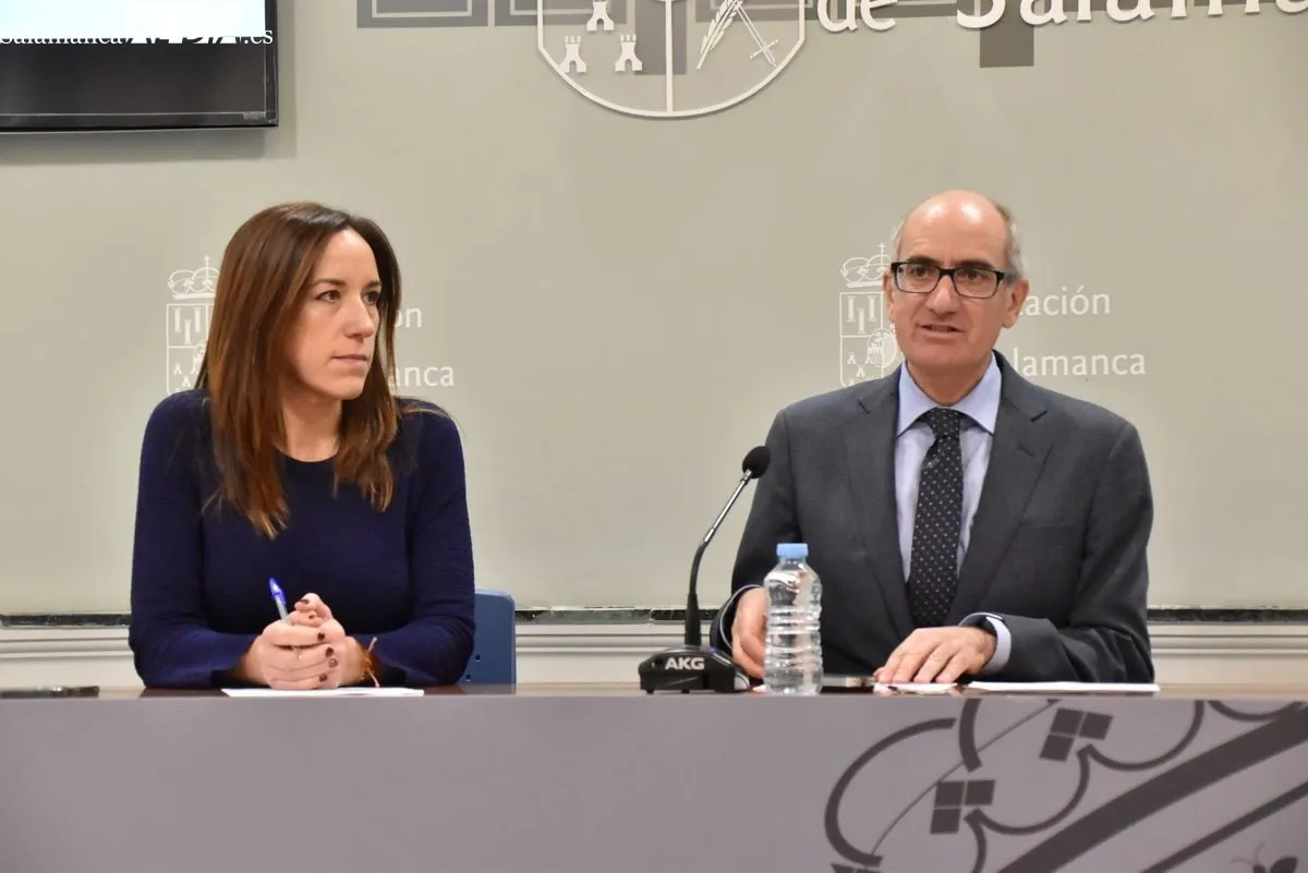 La diputada de Fomento, Pilar Sánchez en la rueda de prensa y el presidente de la Diputación, Javier Iglesias | FOTOS: Vanesa Martins 