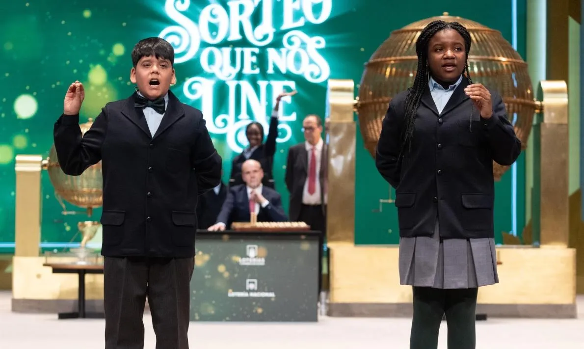 Yesica Paola Valencia y Francisco Moreno cantan el primer premio de un sorteo anterior de la Lotería de Navidad. Foto Eduardo Parra - Europa Press - Archivo