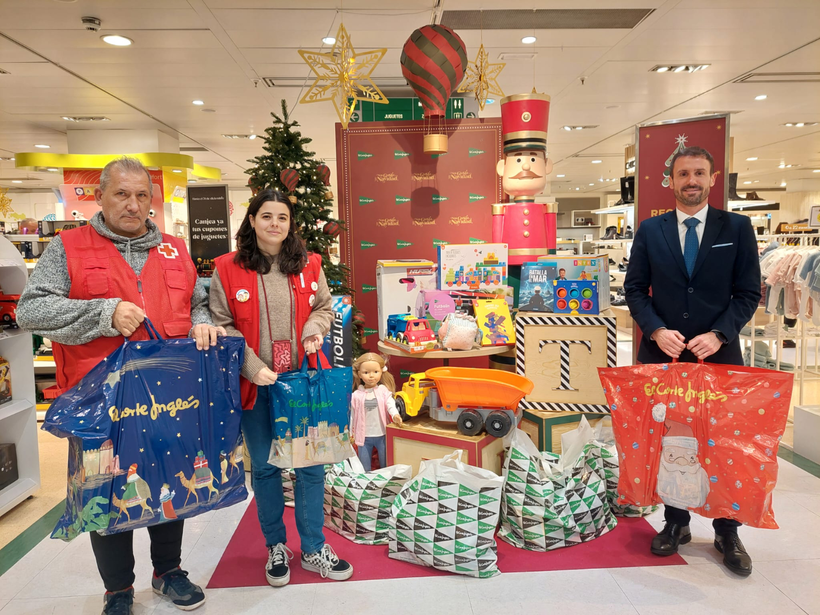 El Corte Inglés dona juguetes a Cruz Roja en Salamanca