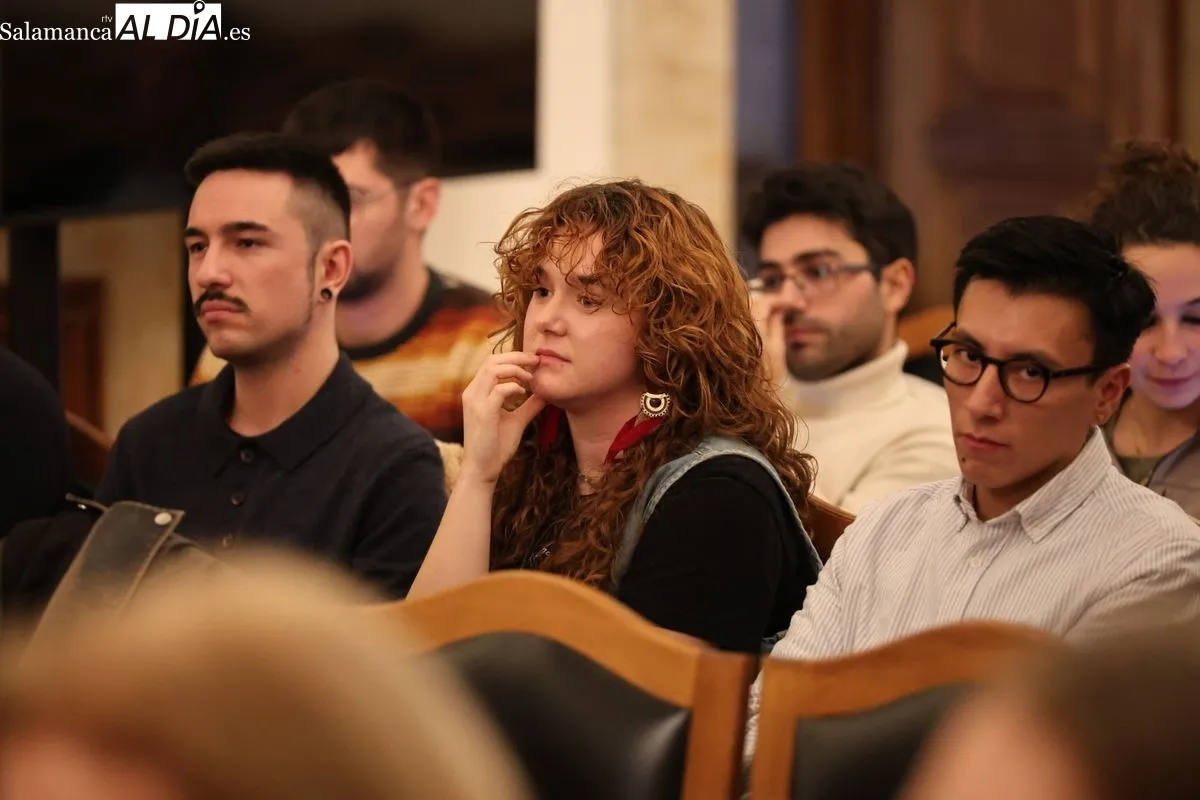 Charla en la Facultad de Filología de José Manuel Lucía Megías, autor de 'Cervantes íntimo' y asesor de la película de Amenábar 'El cautivo'. Fotos: David Sañudo