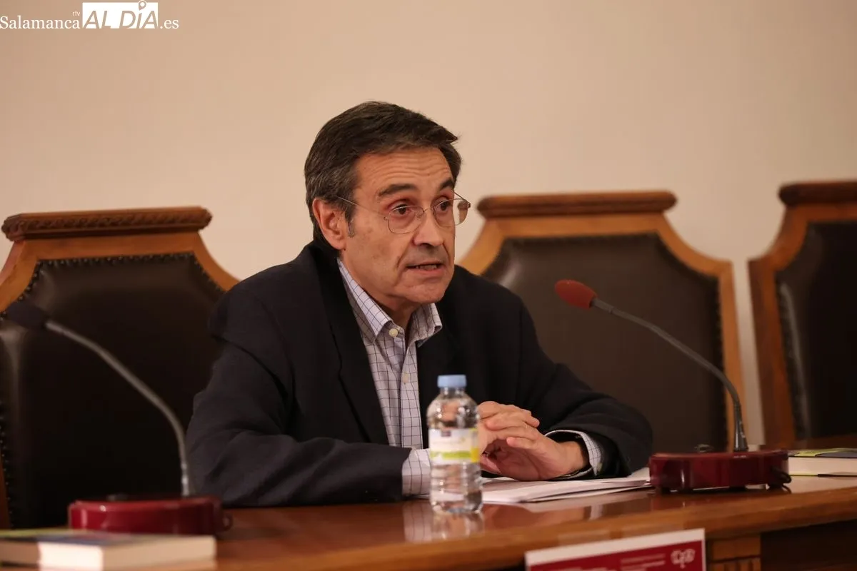Charla en la Facultad de Filología de José Manuel Lucía Megías, autor de 'Cervantes íntimo' y asesor de la película de Amenábar 'El cautivo'. Fotos: David Sañudo