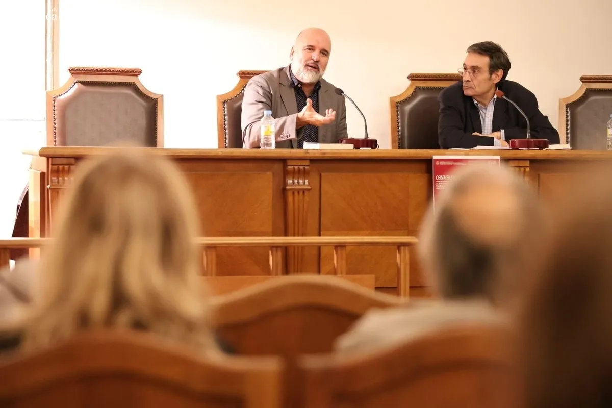Charla en la Facultad de Filología de José Manuel Lucía Megías, autor de 'Cervantes íntimo' y asesor de la película de Amenábar 'El cautivo'. Fotos: David Sañudo