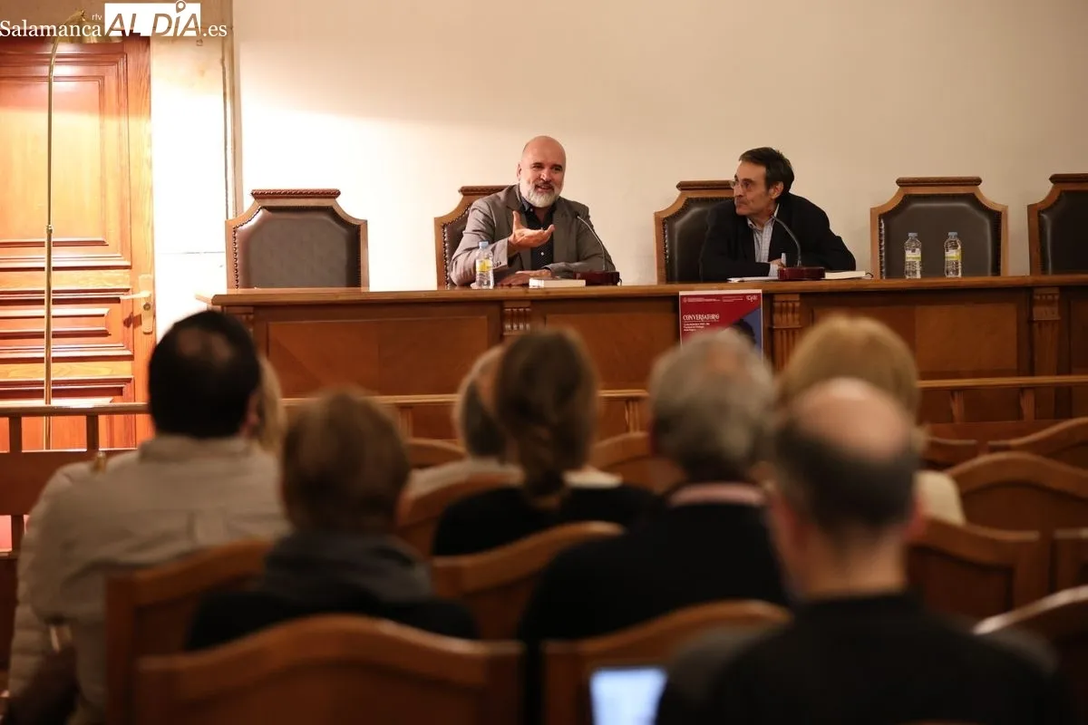 Charla en la Facultad de Filología de José Manuel Lucía Megías, autor de 'Cervantes íntimo' y asesor de la película de Amenábar 'El cautivo'. Fotos: David Sañudo