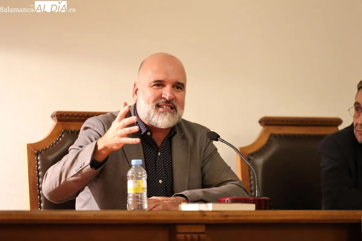 Charla en la Facultad de Filología de José Manuel Lucía Megías, autor de 'Cervantes íntimo' y asesor de la película de Amenábar 'El cautivo'. Fotos: David Sañudo
