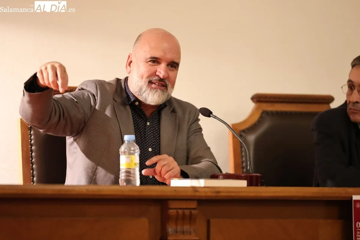 Charla en la Facultad de Filología de José Manuel Lucía Megías, autor de 'Cervantes íntimo' y asesor de la película de Amenábar 'El cautivo'. Fotos: David Sañudo