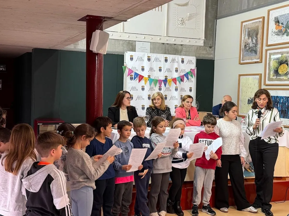 'Fiesta de cumpleaños' en la Escuela Municipal de Hostelería para conmemorar el nacimiento de la escritora Carmen Martín Gaite