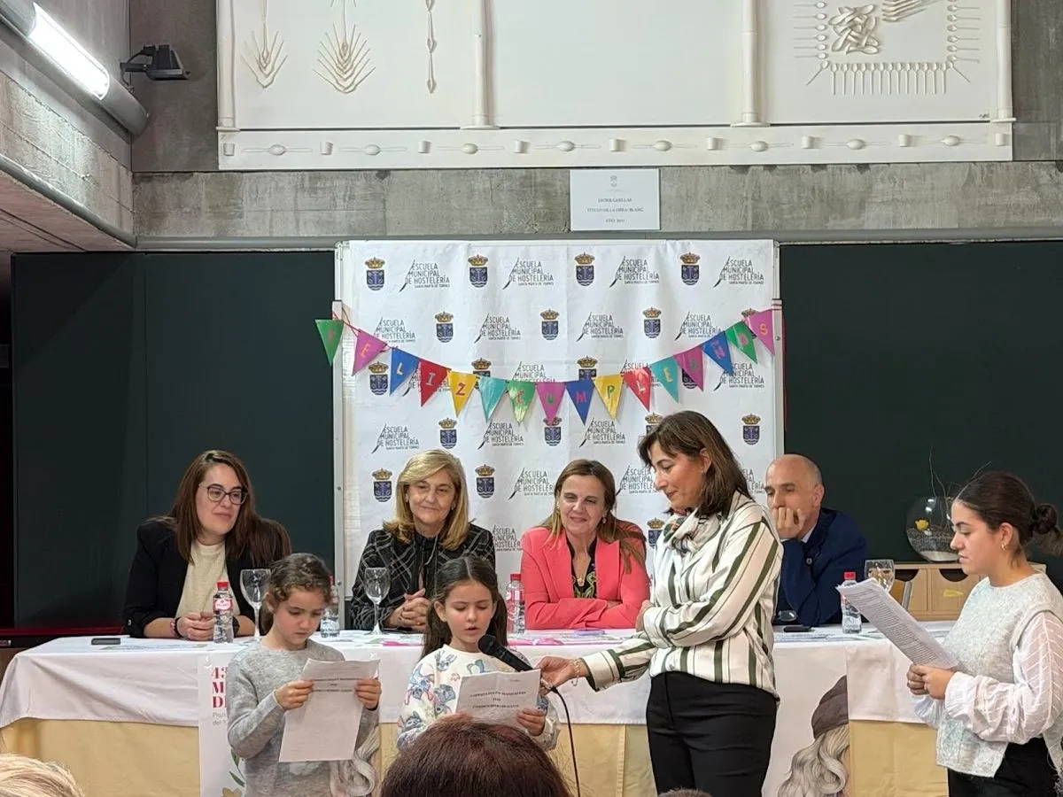 'Fiesta de cumpleaños' en la Escuela Municipal de Hostelería para conmemorar el nacimiento de la escritora Carmen Martín Gaite
