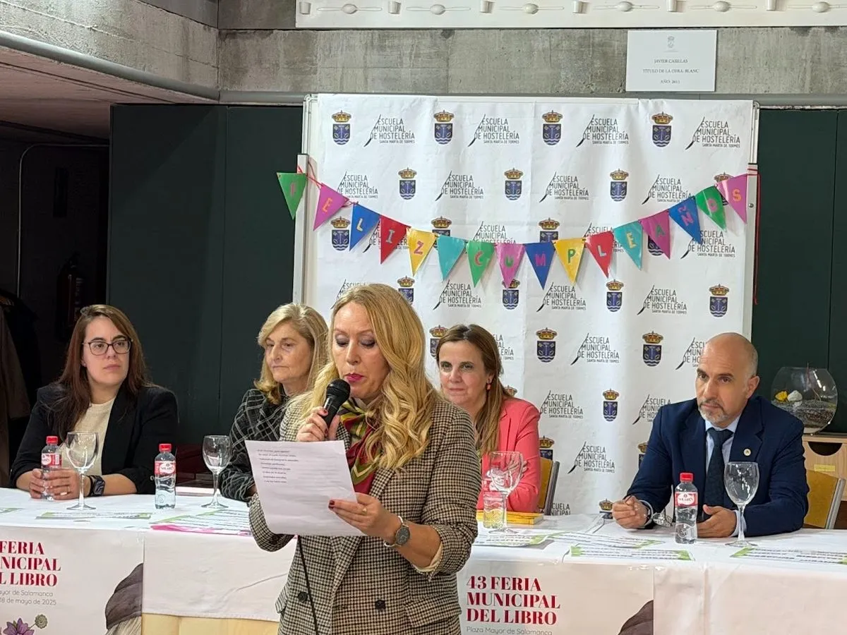 'Fiesta de cumpleaños' en la Escuela Municipal de Hostelería para conmemorar el nacimiento de la escritora Carmen Martín Gaite