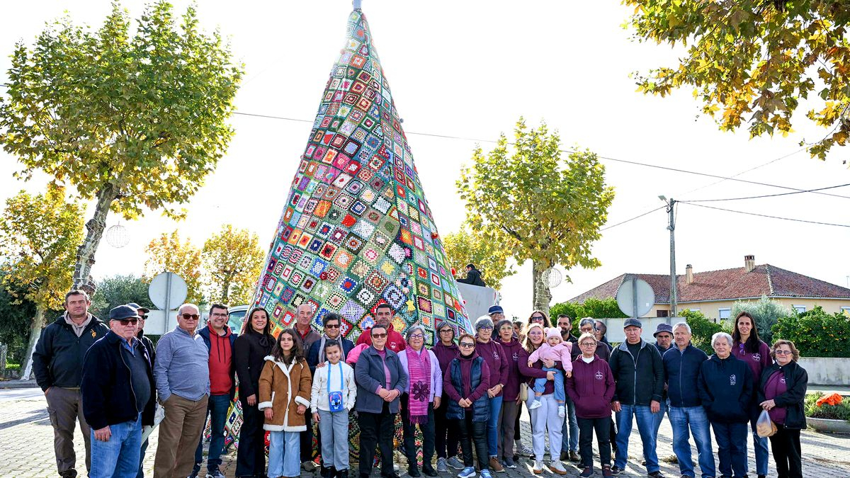 Manos de mujer crean una Navidad en croché en este pueblo portugués