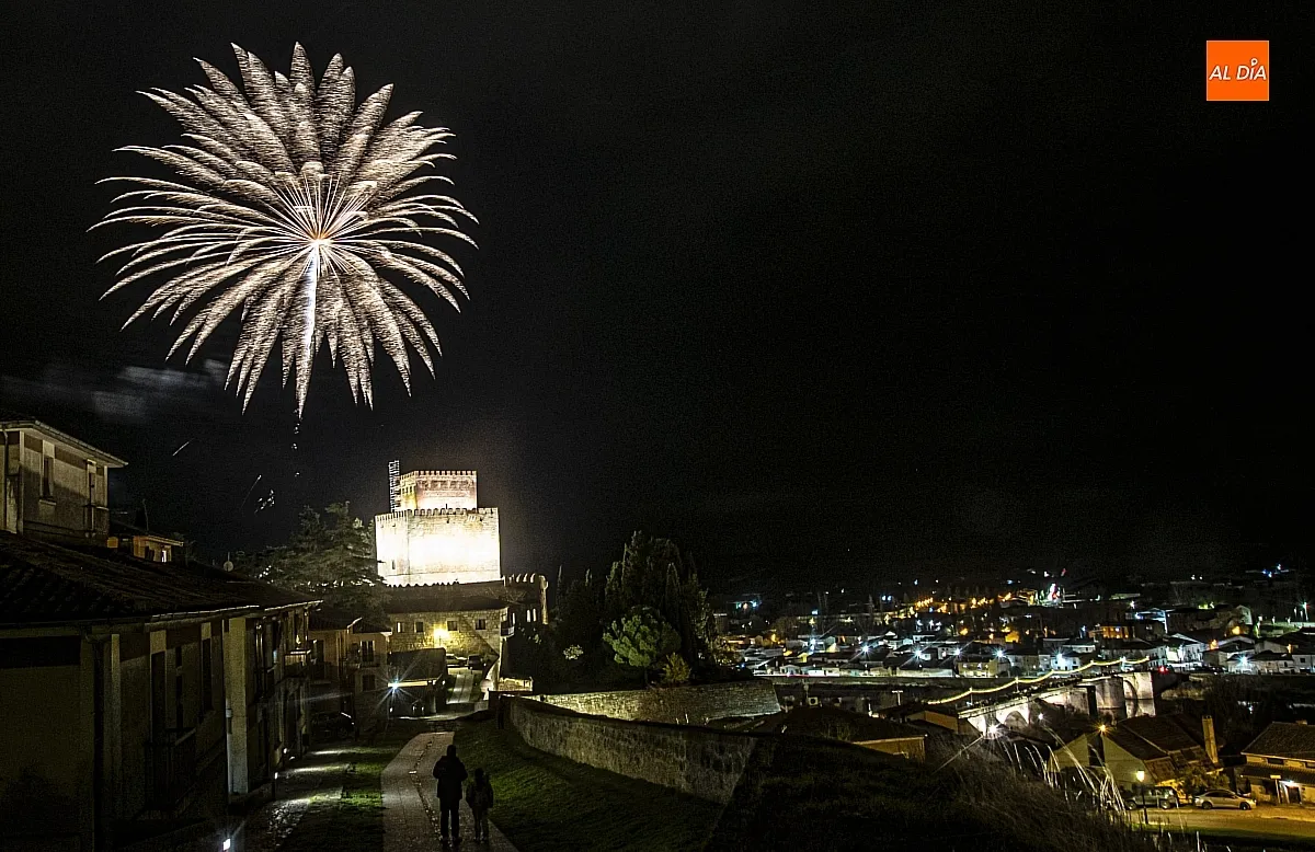 Foto 2 - Los fuegos artificiales iluminan Ciudad Rodrigo en el D&iacute;a de la Constituci&oacute;n