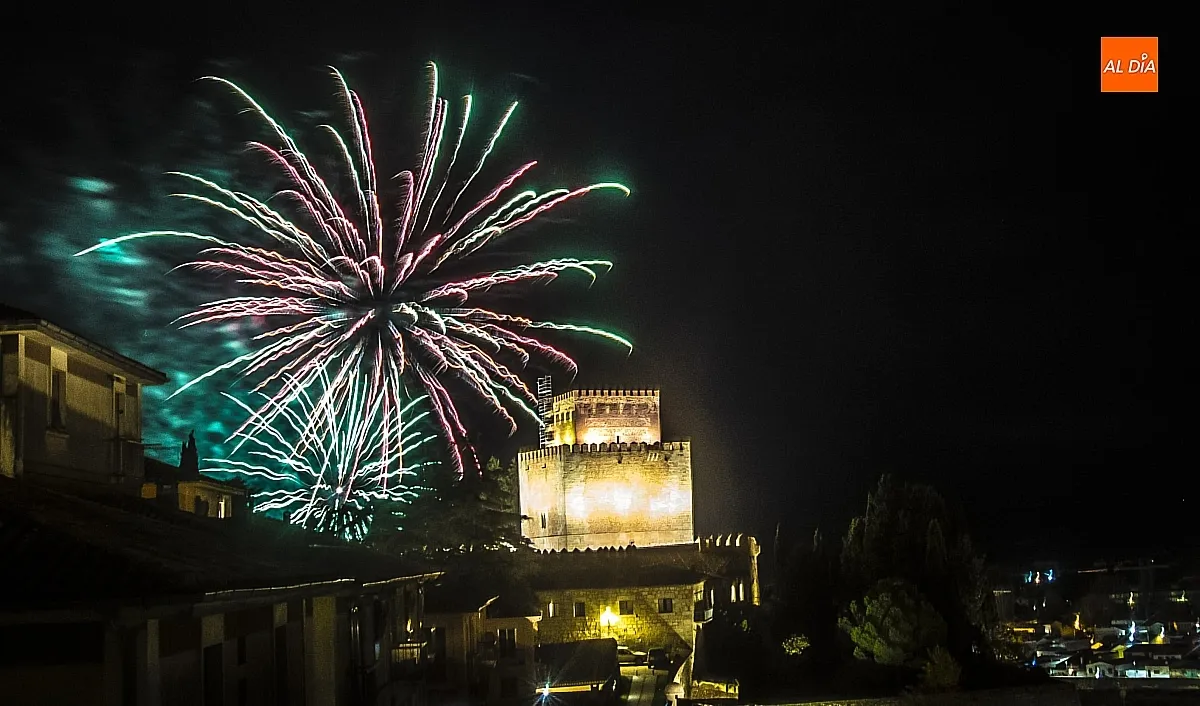 Foto 10 - Los fuegos artificiales iluminan Ciudad Rodrigo en el D&iacute;a de la Constituci&oacute;n