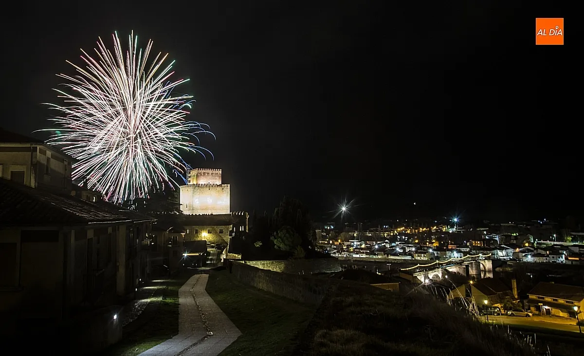 Foto 4 - Los fuegos artificiales iluminan Ciudad Rodrigo en el D&iacute;a de la Constituci&oacute;n