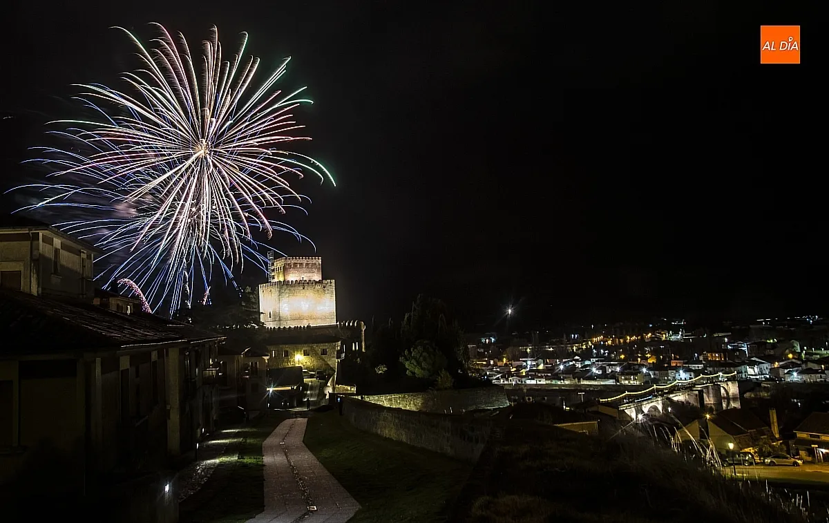 Foto 5 - Los fuegos artificiales iluminan Ciudad Rodrigo en el D&iacute;a de la Constituci&oacute;n