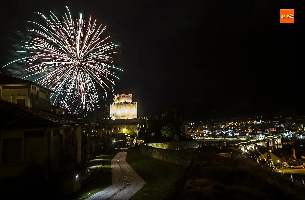 Foto 6 - Los fuegos artificiales iluminan Ciudad Rodrigo en el D&iacute;a de la Constituci&oacute;n