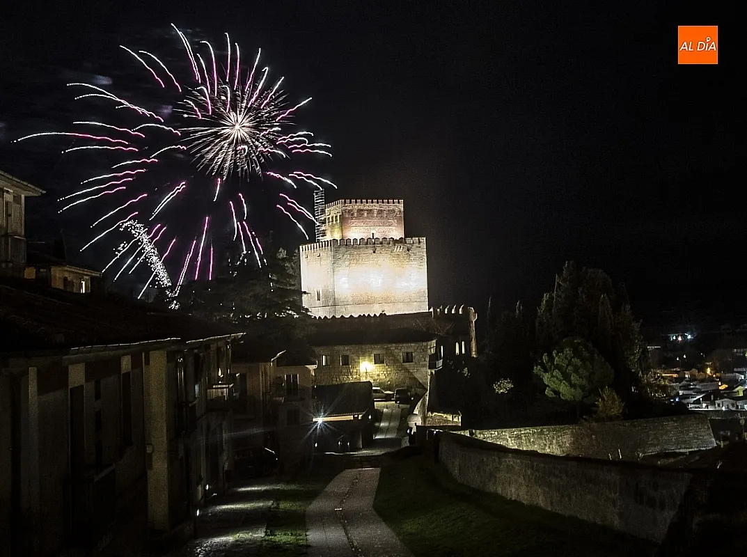 Foto 7 - Los fuegos artificiales iluminan Ciudad Rodrigo en el D&iacute;a de la Constituci&oacute;n