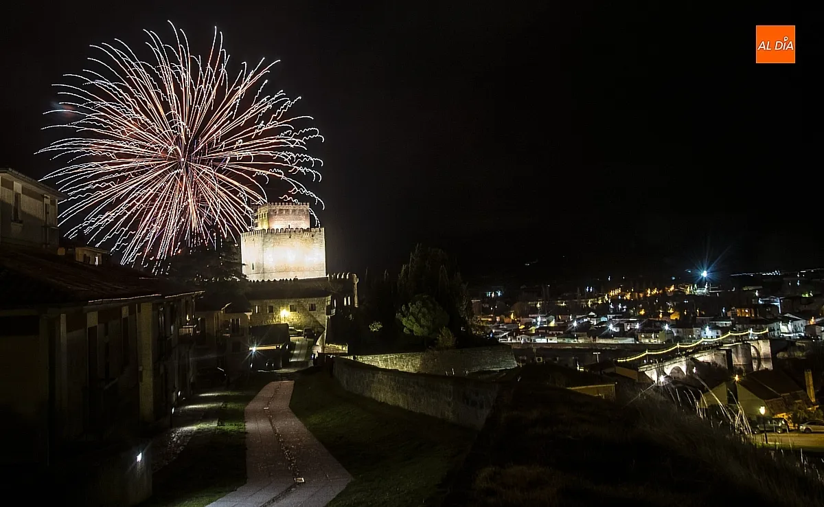 Foto 8 - Los fuegos artificiales iluminan Ciudad Rodrigo en el D&iacute;a de la Constituci&oacute;n