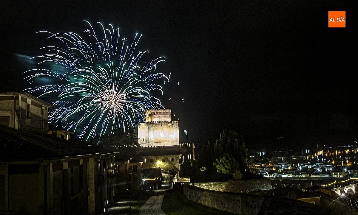 Foto 9 - Los fuegos artificiales iluminan Ciudad Rodrigo en el D&iacute;a de la Constituci&oacute;n