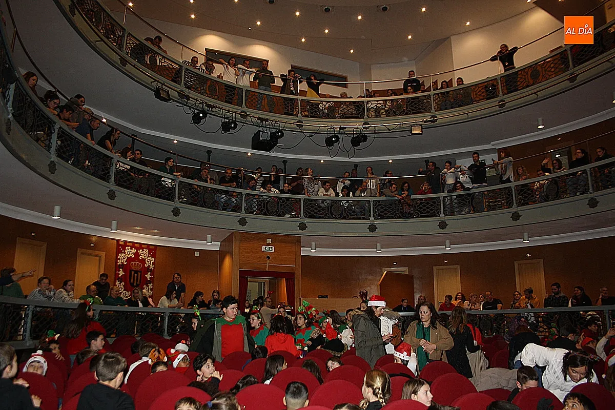 Función de Navidad de los alumnhos del CEIP Miróbriga en el Teatro Nuevo Fernando Arrabal 