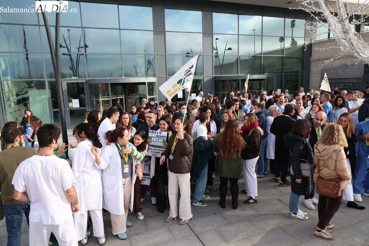 Concentración de médicos a la puerta del Hospital de Salamanca, con motivo de la huelga nacional de este colectivo. Foto de David Sañudo