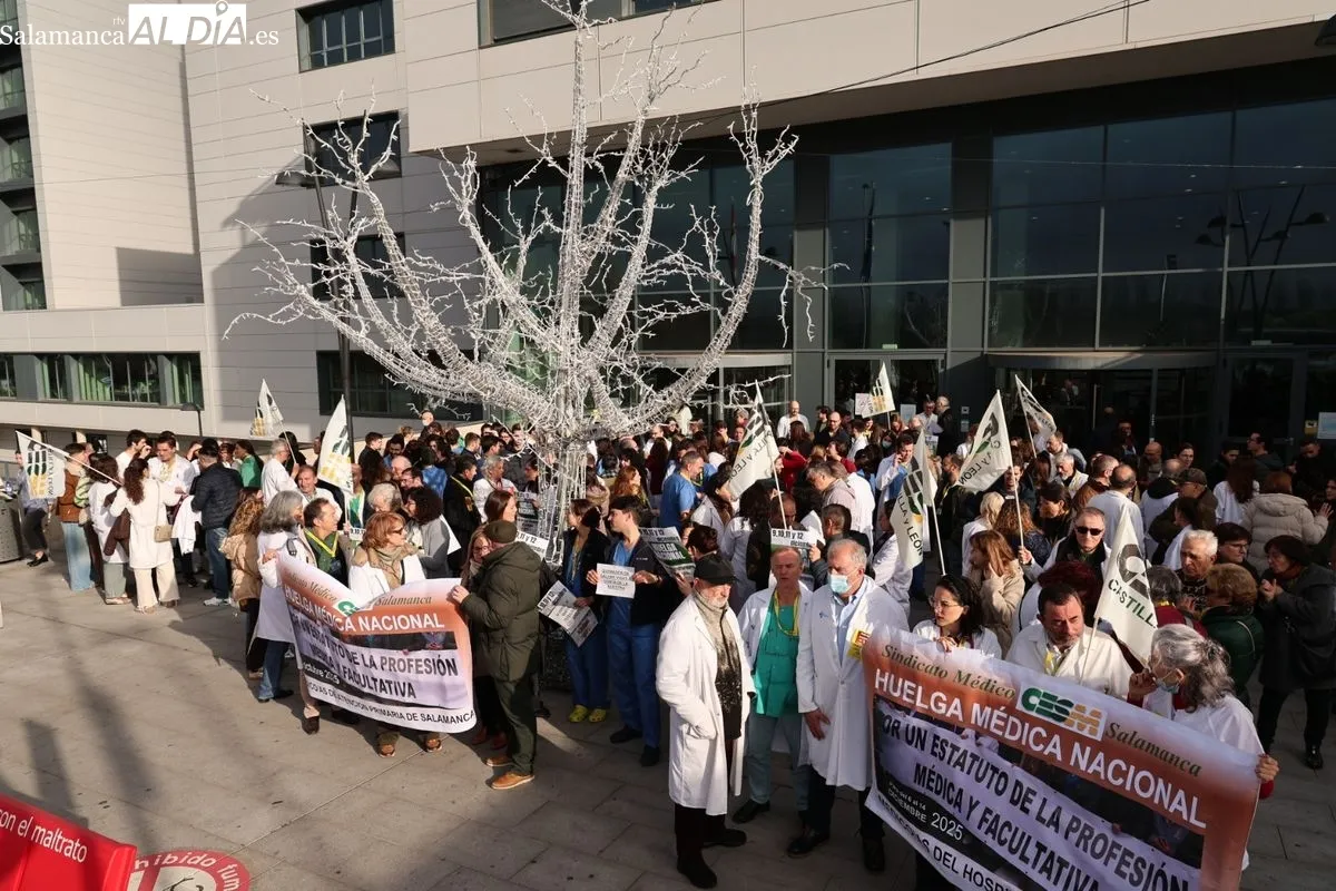 Concentración de médicos a la puerta del Hospital de Salamanca, con motivo de la huelga nacional de este colectivo. Foto de David Sañudo