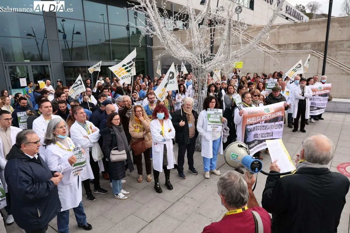 Concentración de médicos a la puerta del Hospital de Salamanca, con motivo de la huelga nacional de este colectivo. Foto de David Sañudo