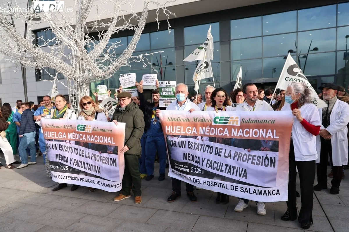 Concentración de médicos a la puerta del Hospital de Salamanca, con motivo de la huelga nacional de este colectivo. Foto de David Sañudo