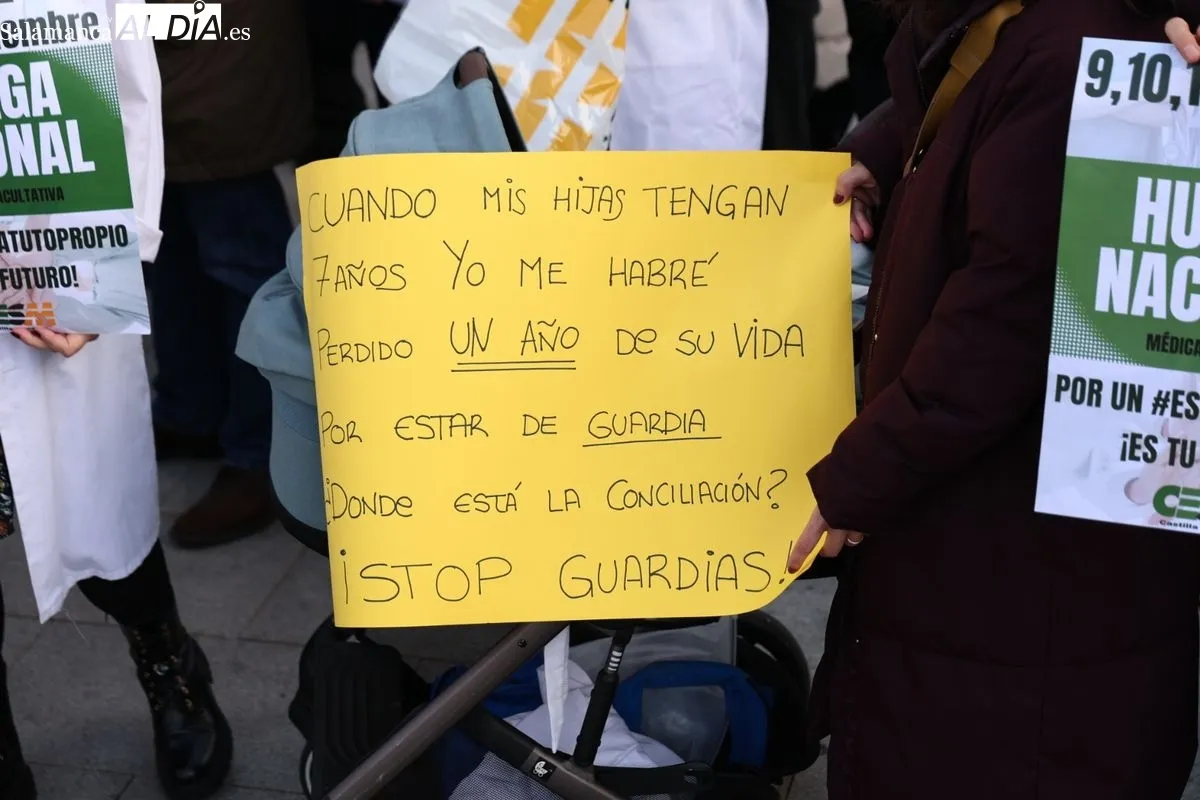 Concentración de médicos a la puerta del Hospital de Salamanca, con motivo de la huelga nacional de este colectivo. Foto de David Sañudo