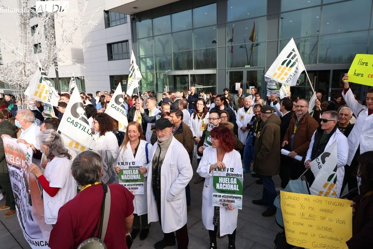 Concentración de médicos a la puerta del Hospital de Salamanca, con motivo de la huelga nacional de este colectivo. Foto de David Sañudo