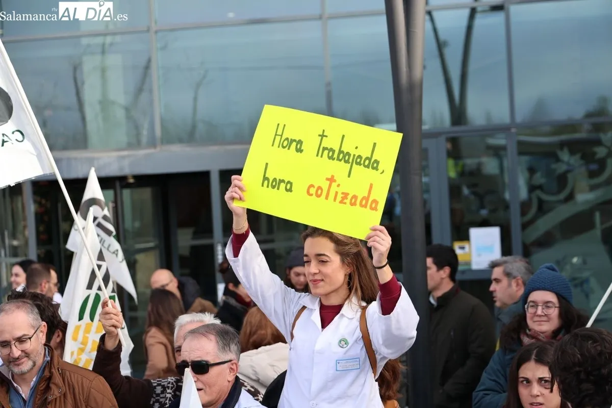 Concentración de médicos a la puerta del Hospital de Salamanca, con motivo de la huelga nacional de este colectivo. Foto de David Sañudo
