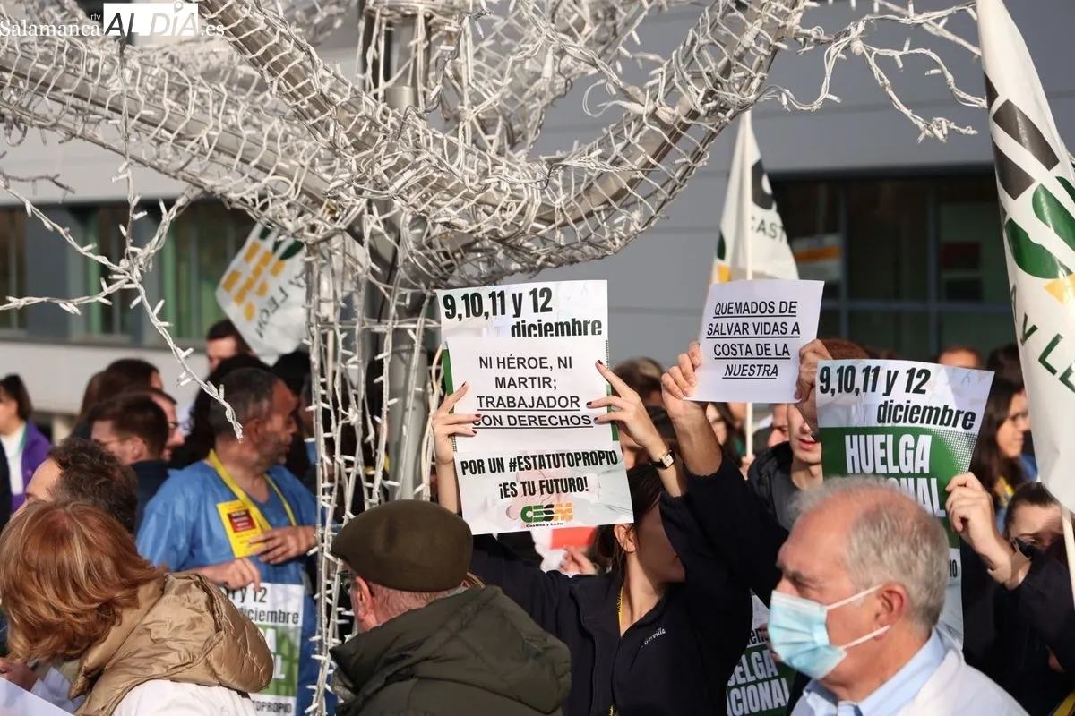 Concentración de médicos a la puerta del Hospital de Salamanca, con motivo de la huelga nacional de este colectivo. Foto de David Sañudo