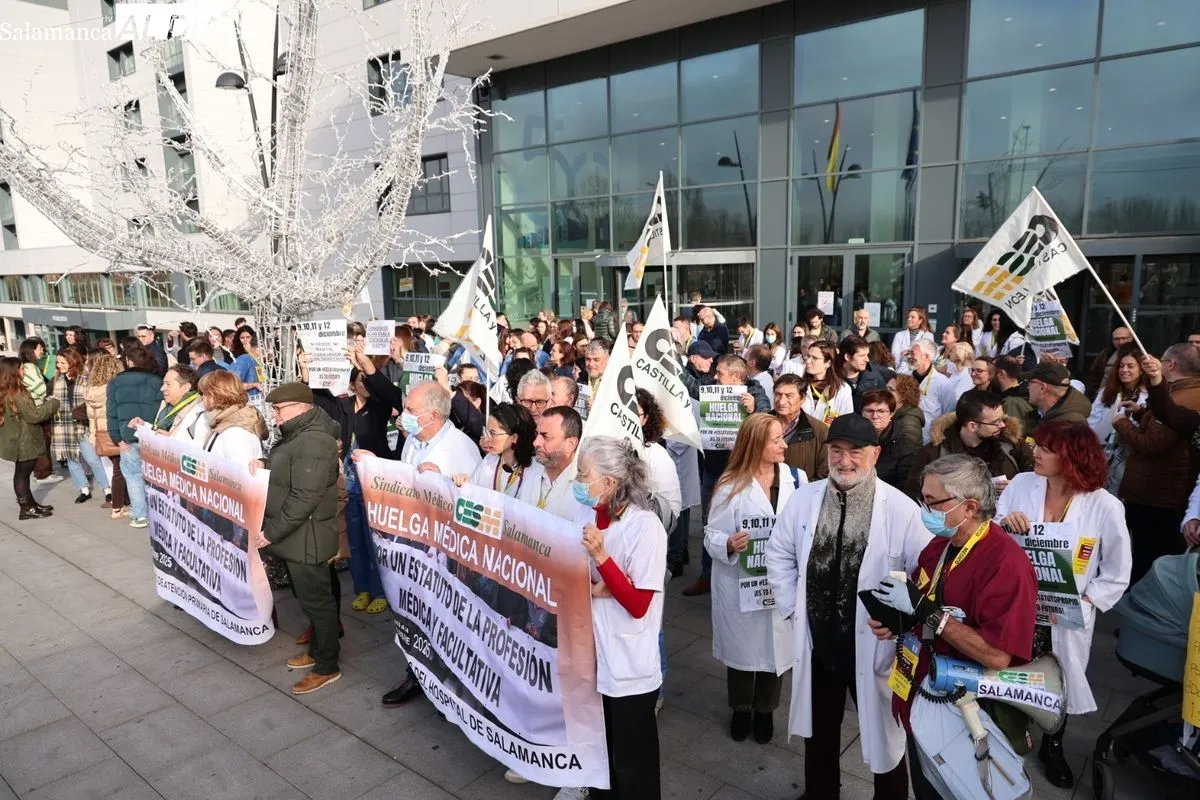 Concentración de médicos a la puerta del Hospital de Salamanca, con motivo de la huelga nacional de este colectivo. Foto de David Sañudo