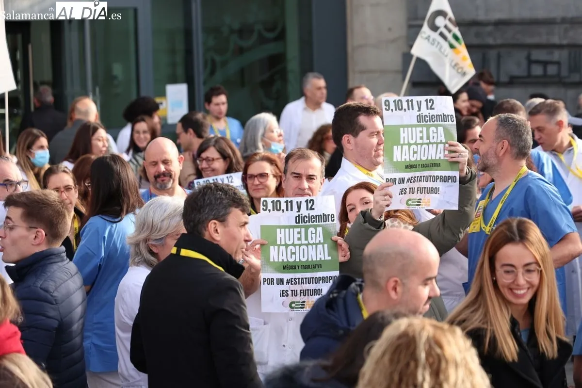 Concentración de médicos a la puerta del Hospital de Salamanca, con motivo de la huelga nacional de este colectivo. Foto de David Sañudo