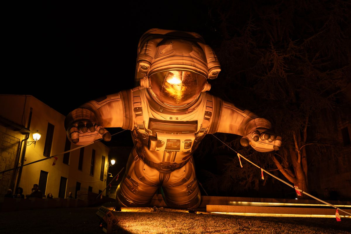 Astronauta gigante en Salamanca 29DIC