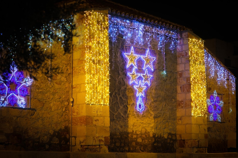 Iluminación Navidad Carbajosa: bola gigante y arcos de 8m