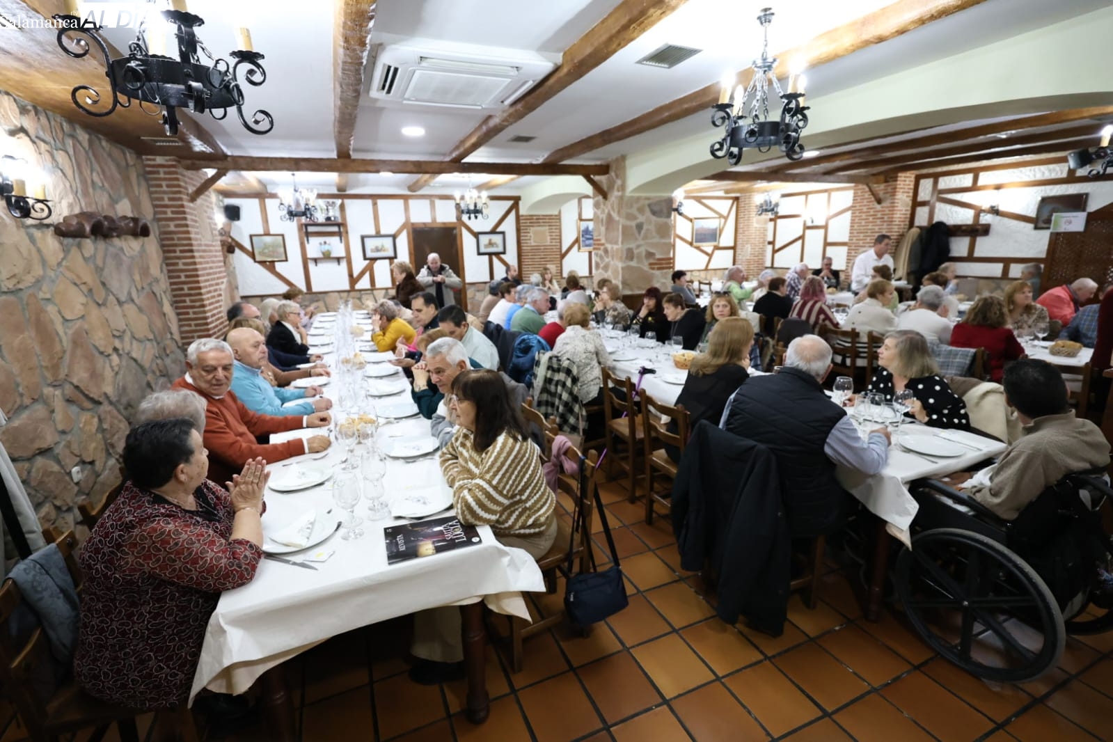 Famasa Salamanca celebra su comida de Navidad con Isabel Macías