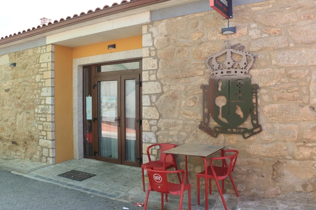 Puerta principal del bar municipal / CORRAL