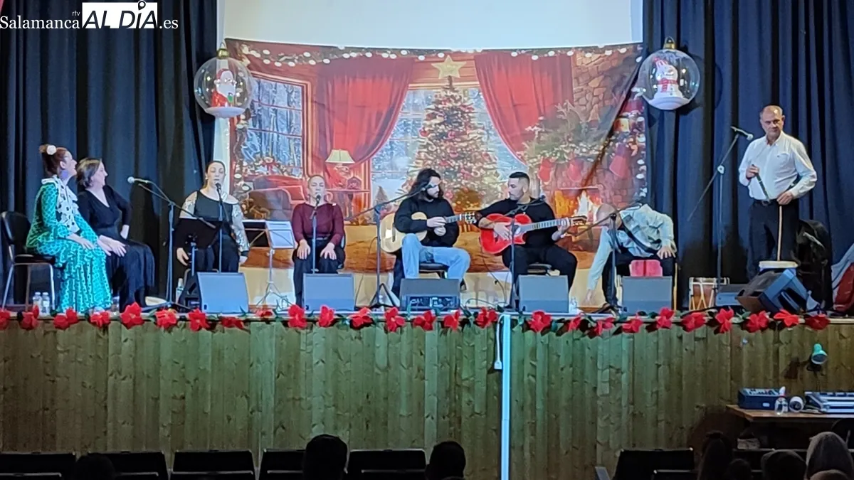 Espectáculo de la 'Zambomba Flamenca Charra' en Lumbrales 7 CORRAL