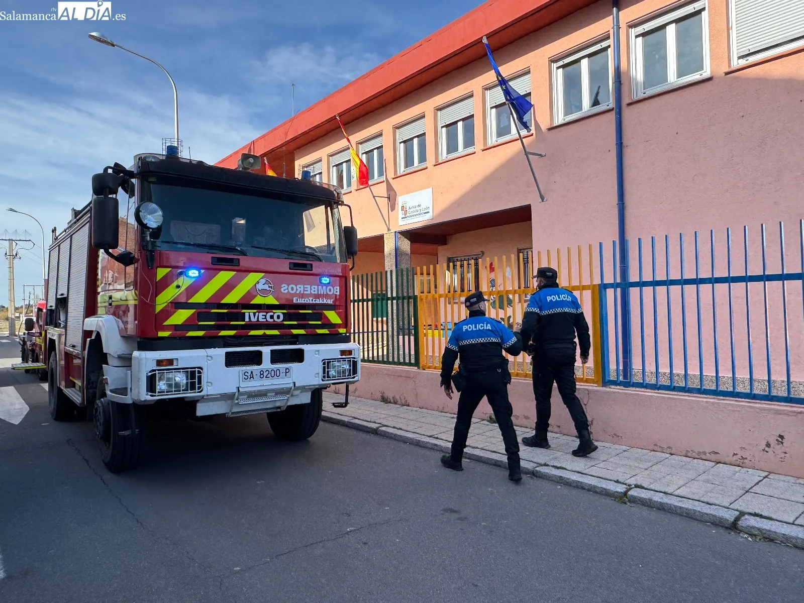 Foto 3 - Gran despliegue de polic&iacute;a y bomberos para desarrollar un simulacro de emergencia en los colegios Miguel de Unamuno y Severiano Montero