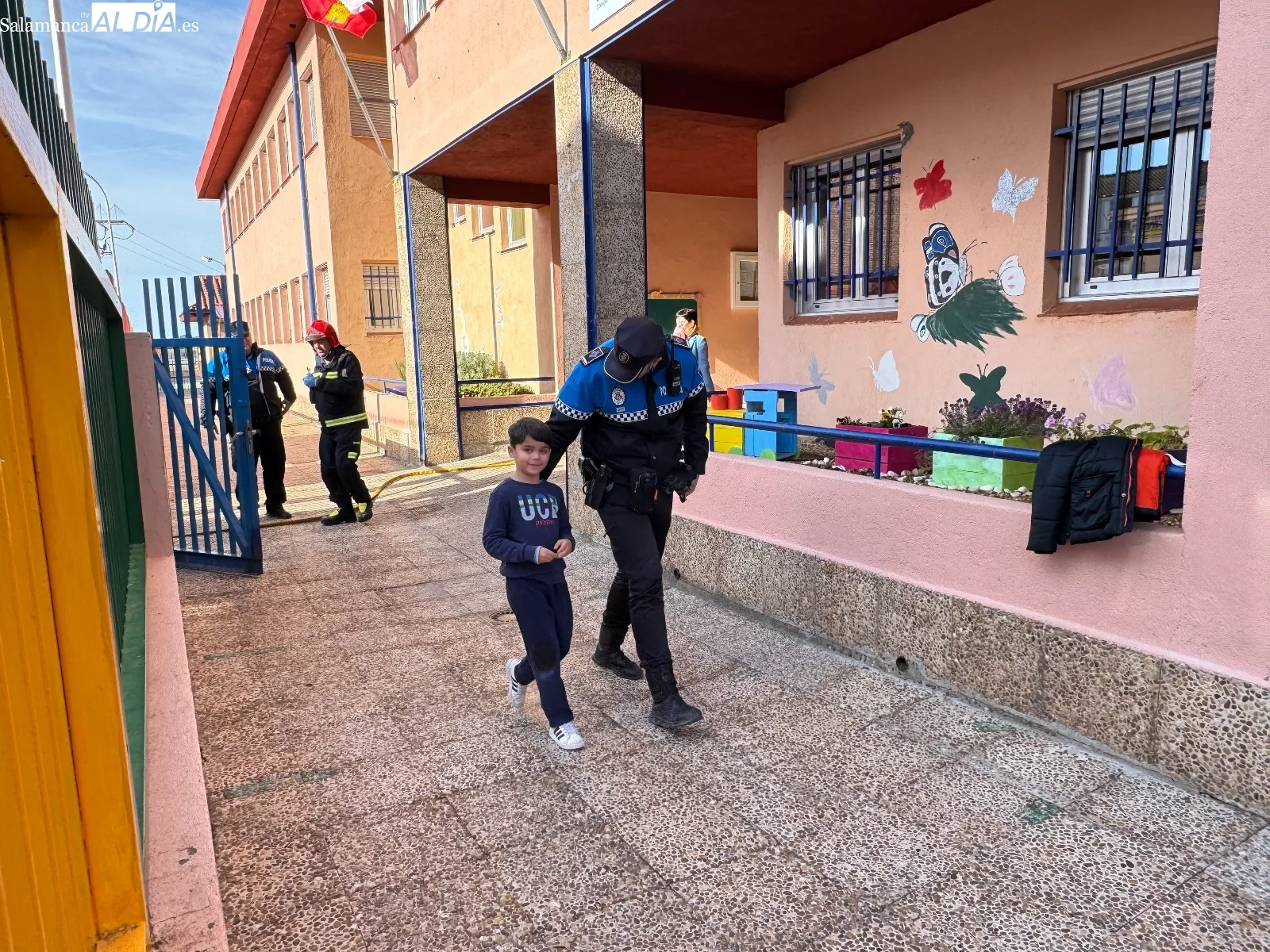 Foto 4 - Gran despliegue de polic&iacute;a y bomberos para desarrollar un simulacro de emergencia en los colegios Miguel de Unamuno y Severiano Montero