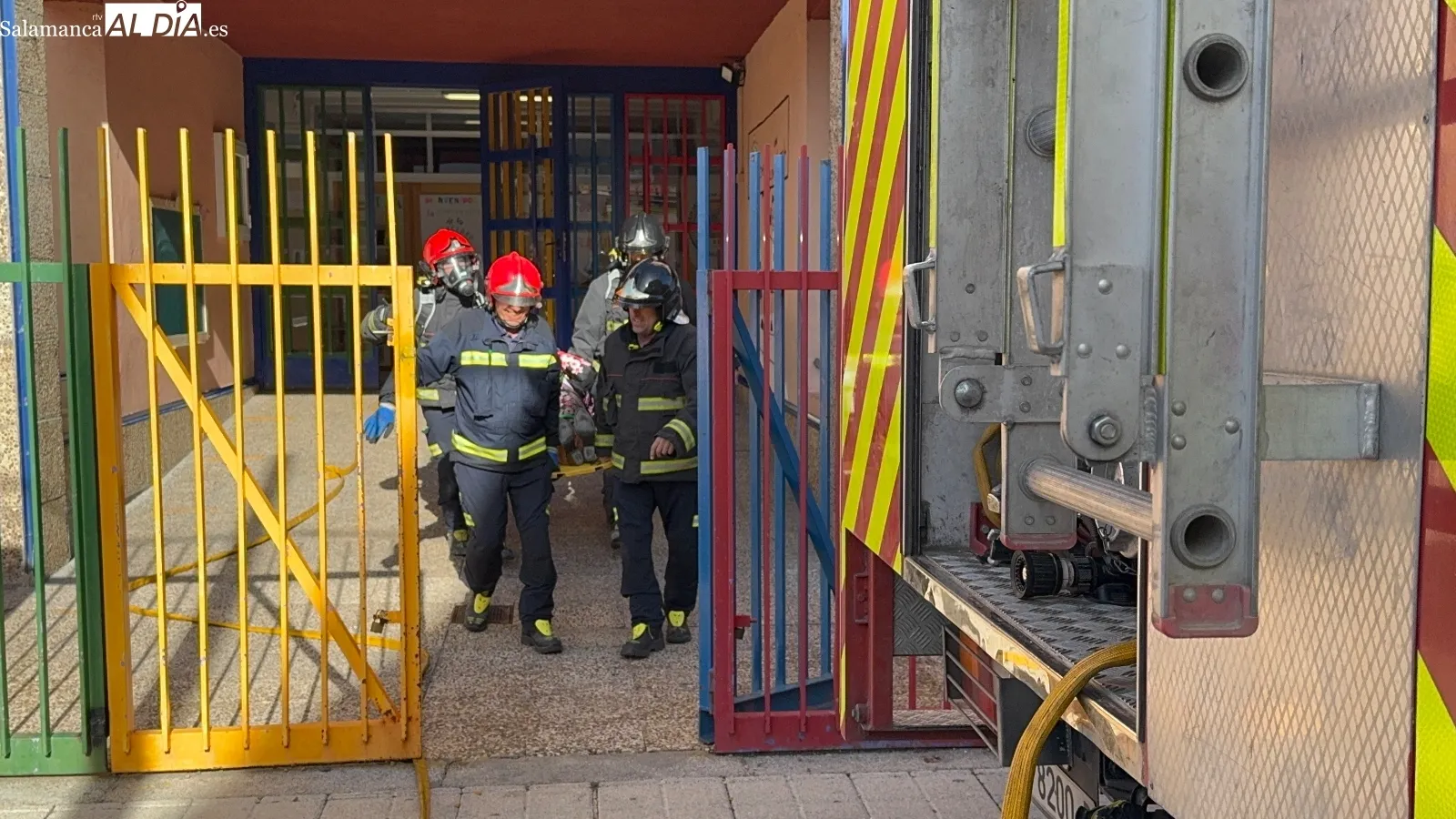 Foto 7 - Gran despliegue de polic&iacute;a y bomberos para desarrollar un simulacro de emergencia en los colegios Miguel de Unamuno y Severiano Montero