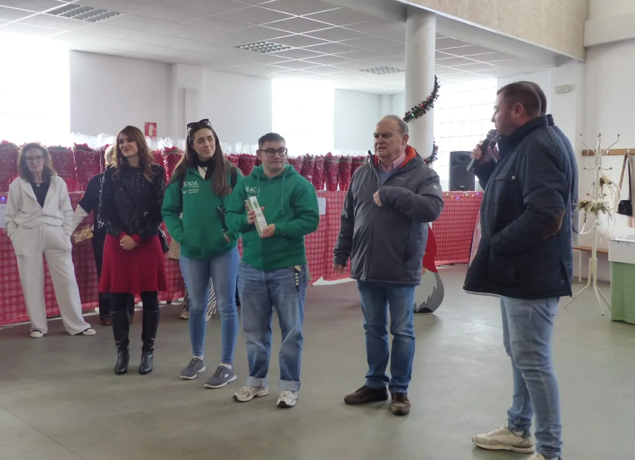 Foto 3 - Villoria celebra un multitudinario Mercadillo Navide&ntilde;o Solidario en apoyo a los pacientes de ELA