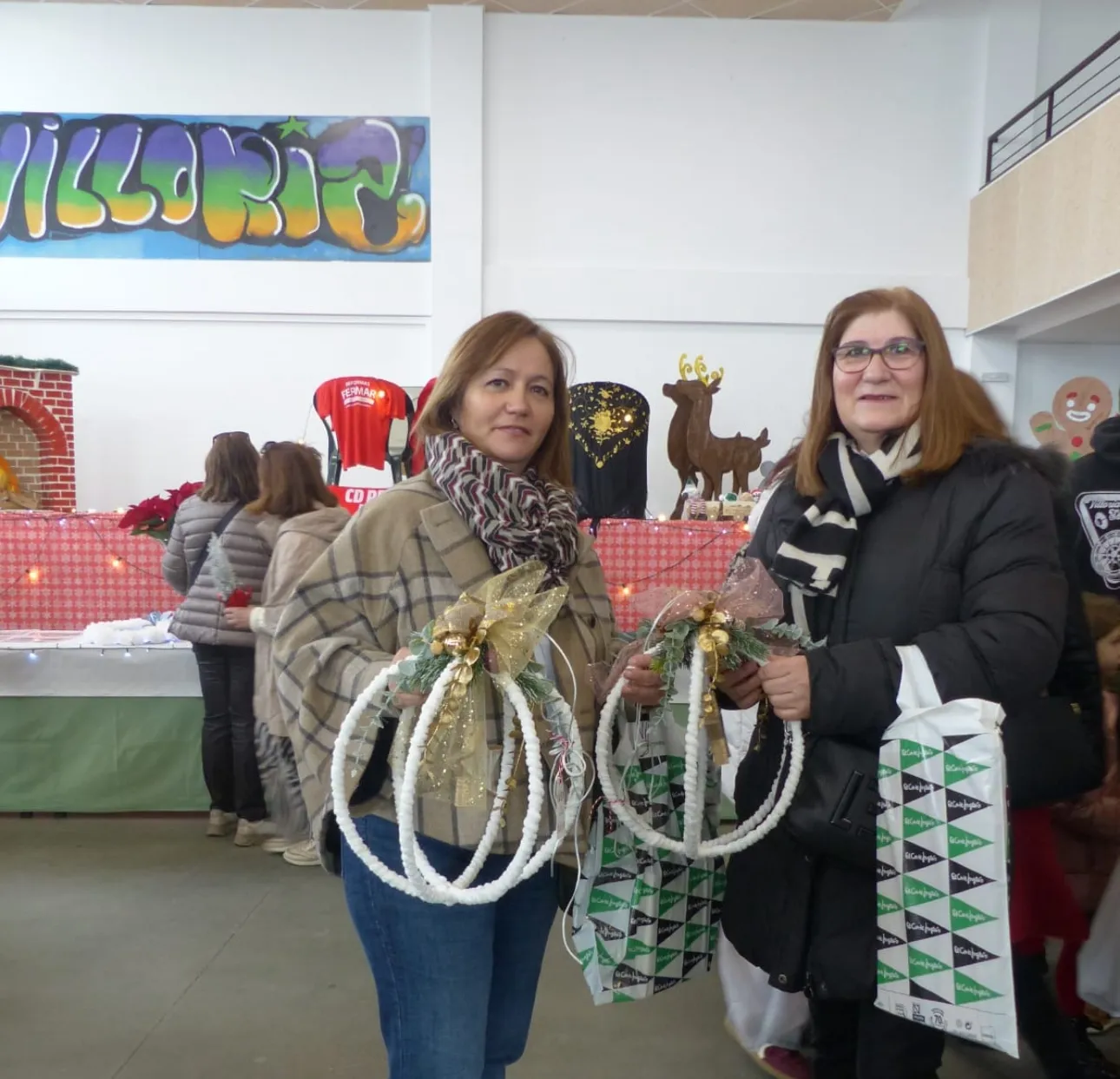 Foto 4 - Villoria celebra un multitudinario Mercadillo Navide&ntilde;o Solidario en apoyo a los pacientes de ELA